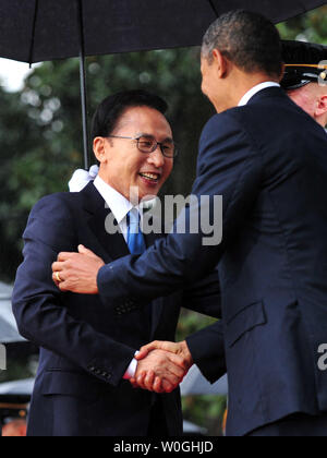 Us-Präsident Barack Obama begrüßt südkoreanischen Präsidenten Lee Myung-bak während der Begrüßungszeremonie auf dem Rasen des Weißen Hauses in Washington, D.C., am 13. Oktober 2011. UPI/Kevin Dietsch Stockfoto