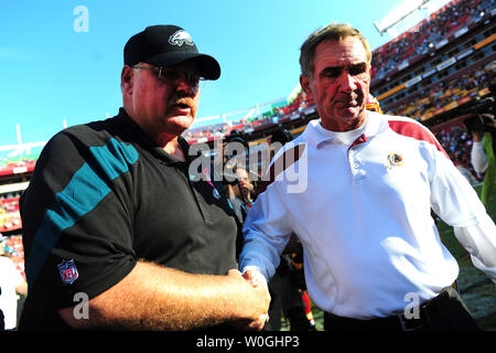 Philadelphia Eagles Head Coach Andy Reid (L) schüttelt Hände mit Washington Redskins' Head Coach Mike Shanahan, nachdem die Adler die Redskins 20-13 am FedEx Feld in Landover, Maryland am 16. Oktober 2011 abgelehnt. UPI/Kevin Dietsch Stockfoto