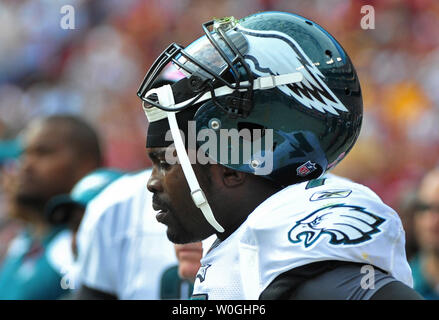 Philadelphia Eagles Quarterback Michael Vick sitzt auf den Nebenerwerben, während die Adler die Washington Redskins an FedEx Field in Landover, Maryland am 16. Oktober 2011 spielen. Die Adler besiegten die Redskins 20-13. UPI/Kevin Dietsch Stockfoto