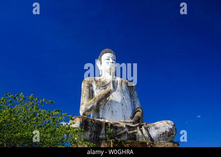 Großen weißen Buddha Statue hoher Kontrast mit blauen wolkenlosen Himmel heben im Wat Ek Phnom, in der Nähe von Battambang, Kambodscha Stockfoto