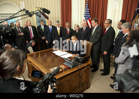 Präsident Barack Obama spricht nach der Unterzeichnung eine Proklamation Ft zu benennen. Monroe, in Hampton, Virginia, ein nationales Denkmal, im Oval Office des Weißen Hauses in Washington am 1. November 2011. Obama wurde durch, von links nach rechts kam, Mark Perreault, Präsident, Bürger für Fort Monroe Nationalpark, Glen Geruch, Executive Director, Fort Monroe Behörde, Adam Gutherz, Bürgerkrieg Historiker, Washington College, Rep. Scott Rigell (R-VA), Rep. Bobby Scott (D-VA), Bürgermeister Molly Ward, Hampton, VA, Sekretär Ken Salazar. Senator Mark Warner (D-VA), Lacy Ward, Jr., Direktor, Robert Russa Moton Museum Stockfoto