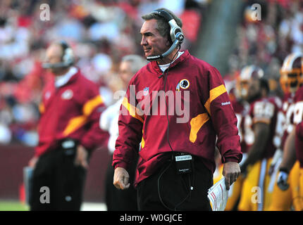 Washington Redskins Head Coach Mike Shanahan führt sein Team gegen die Washington Redskins an FedEx Field in Landover, Maryland am 6. November 2011. UPI/Kevin Dietsch Stockfoto