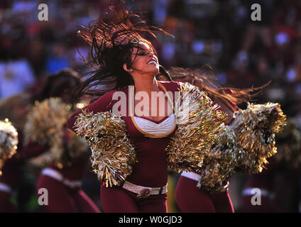 Ein Washington Redskins Cheerleader führt als die Redskins spielen die San Francisco 49ers bei FedEx Feld in Landover, Maryland am 6. November 2011. UPI/Kevin Dietsch Stockfoto