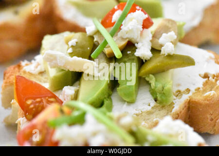 Sauber, gesund naschen Avocado, Tomate, Pilz und Feigen bereit, mit Kräuter, Blätter und ein kleines Stück Baguette serviert werden. Ideal bite Stockfoto