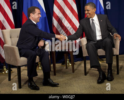 Präsidenten der Vereinigten Staaten Barack Obama (R) trifft mit dem russischen Präsidenten Dmitri Medwedew (L) während der Asia-Pacific Economic Cooperation (APEC) im Hale Koa Hotel in Honolulu, Hawaii am Samstag, 12. November 2011. Credit: Kent Nishimura/Pool über AbacaUSA Stockfoto