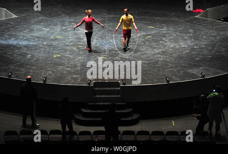 Künstler beteiligen sich in einer Generalprobe für Cirque du Soleil Quidam's zeigen auf öffnung Nacht im Verizon Center in Washington am 16. November 2011. UPI/Kevin Dietsch Stockfoto