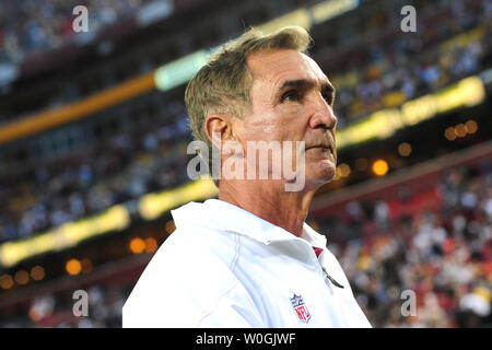 Washington Redskins Head Coach Mike Shanahan verlässt das Feld nach den Redskins wurden von den Dallas Cowboys an FedEx Field in Washington besiegt am 20. November 2011. Die Cowboys schlagen die Redskins 27-24. UPI/Kevin Dietsch Stockfoto