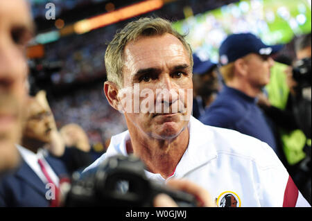 Washington Redskins Head Coach Mike Shanahan verlässt das Feld nach den Redskins wurden von den Dallas Cowboys an FedEx Field in Washington besiegt am 20. November 2011. Die Cowboys schlagen die Redskins 27-24. UPI/Kevin Dietsch Stockfoto