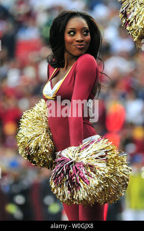 Ein Washington Redskins Cheerleader führt als die Redskins die Dallas Cowboys an FedEx Field in Washington am 20. November 2011 spielen. UPI/Kevin Dietsch Stockfoto