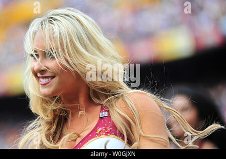 Ein Washington Redskins Cheerleader führt als die Redskins die Dallas Cowboys an FedEx Field in Washington am 20. November 2011 spielen. UPI/Kevin Dietsch Stockfoto