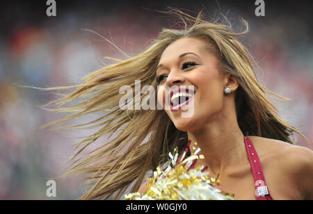 Ein Washington Redskins Cheerleader führt als die Redskins die Dallas Cowboys an FedEx Field in Washington am 20. November 2011 spielen. UPI/Kevin Dietsch Stockfoto