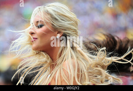 Ein Washington Redskins Cheerleader führt als die Redskins die Dallas Cowboys an FedEx Field in Washington am 20. November 2011 spielen. UPI/Kevin Dietsch Stockfoto