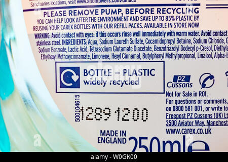 Informationen zum Recycling auf Kunststoff Trinkflasche. Großbritannien Stockfoto