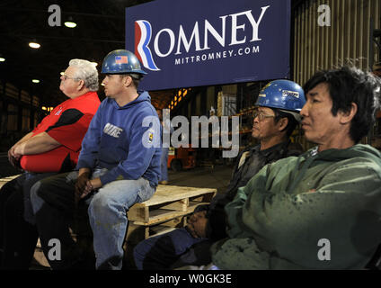 Stahlarbeiter hören, der republikanische Präsidentschaftskandidat 2012 und ehemalige Massachusetts reg. Mitt Romney während ein Town Hall Meeting am Missouri Valley Stahl, Stahl herstellen, in Sioux City, Iowa, 16. Dezember 2011, im Voraus von Iowa's First-in-der-nation Caucuses, Januar 3,2012. UPI/Mike Theiler Stockfoto