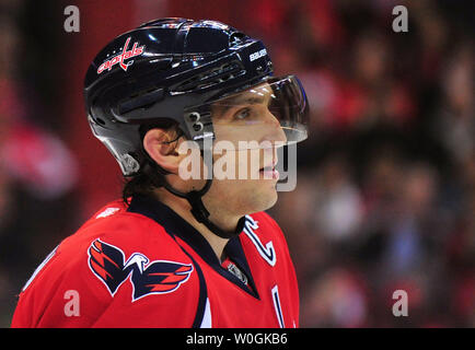 Washington Capitals' Alex Ovechkin ist in Aktion gegen die Winnipeg Jets in der zweiten Periode im Verizon Center in Washington am 23. November 2011 gesehen. UPI/Kevin Dietsch Stockfoto