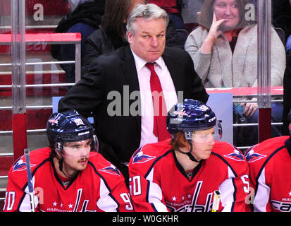 Head Coach Dale Washington Capitals "Hunter führt sein Team gegen die Pittsburgh Penguins in der zweiten Periode im Verizon Center in Washington am 1. Dezember 2011. UPI/Kevin Dietsch Stockfoto