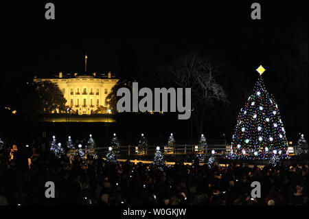 Der National Christmas Tree kommt aglow als US-Präsident Barack Obama und die erste Familie der Schalter bei der jährlichen Beleuchtung auf der Ellipse werfen, in der Nähe des Weißen Hauses im Hintergrund, Dezember 1, 2011, in Washington, DC. Die Beleuchtung, der nun in seinem 89. Jahr, wurde von Präsident Calvin Coolidge 1923 begonnen und hat eine nationale Tradition geworden die Ferienzeit zum Start. UPI/Mike Theiler Stockfoto