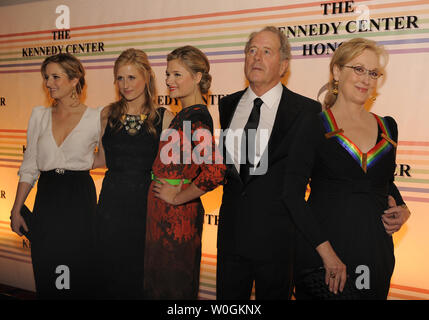 2011 Kennedy Center honoree Akademie preisgekrönte Schauspielerin Meryl Streep, 62, (R) und ihre Familie, Ehemann Don Gummer und Töchter Lousia, Mamie und Gnade, posieren für die Fotografen auf dem roten Teppich, wie sie im Kennedy Center für Darstellende Künste für ein Gala Abend ankommen, 4. Dezember 2011 in Washington. Das Kennedy Center jährlich begrüßt eine Gruppe für ihre Beiträge zu der Performance Kunst in Amerika. UPI/Mike Theiler Stockfoto