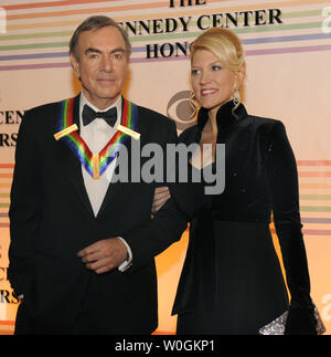 2011 Kennedy Center Honoree und Sänger und Songschreiber Neil Diamond, 70, und seine Frau Katie McNeil posieren für die Fotografen auf dem roten Teppich, wie sie im Kennedy Center für Darstellende Künste für ein Gala Abend ankommen, 4. Dezember 2011 in Washington. Das Kennedy Center jährlich begrüßt eine Gruppe für ihre Beiträge zu der Performance Kunst in Amerika. UPI/Mike Theiler Stockfoto