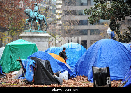 Ein Mann geht durch den DC-camp Besetzen in McPherson Square in der Innenstadt von Washington, DC am 5. Dezember 2011. UPI/Kevin Dietsch Stockfoto