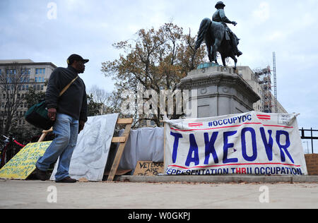 Ein Mann geht durch den DC-camp Besetzen in McPherson Square in der Innenstadt von Washington, DC am 5. Dezember 2011. UPI/Kevin Dietsch Stockfoto