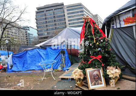 Ein Weihnachtsbaum ist im DC-Lager besetzen in McPherson Square in der Innenstadt von Washington, DC am 5. Dezember 2011 gesehen. UPI/Kevin Dietsch Stockfoto