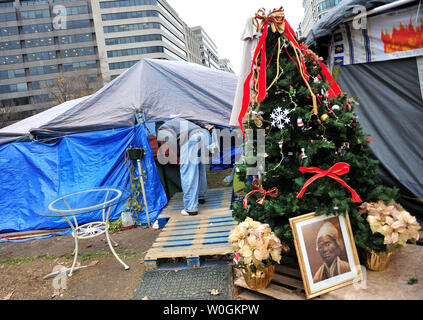 Ein Weihnachtsbaum ist im DC-Lager besetzen in McPherson Square in der Innenstadt von Washington, DC am 5. Dezember 2011 gesehen. UPI/Kevin Dietsch Stockfoto