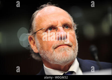 Ehemalige reg. Jon Corzine, D-N.J., Ehemaliger Chairman und CEO von MF Global, bezeugt in einem Senat, Landwirtschaft, Ernährung und Forsten Ausschuss. Anhörung über die Umstände des Konkurses von MF Global Holdings Ltd., auf dem Capitol Hill in Washington, D.C. am 13. Dezember 2011. UPI/Kevin Dietsch Stockfoto