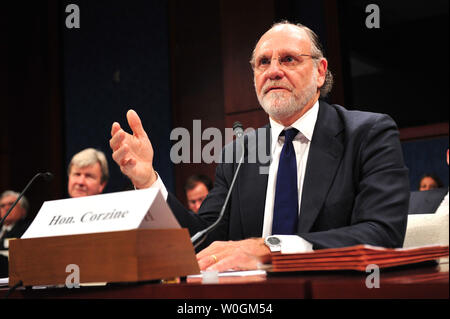 Ehemalige reg. Jon Corzine, D-N.J., Ehemaliger Chairman und CEO von MF Global, bezeugt, während ein Haus Ausschuss für Finanzdienstleistungen Aufsicht und Untersuchungen Unterausschuss Anhörung zum Zusammenbruch von MF Global, auf dem Capitol Hill in Washington, D.C. am 15. Dezember 2011. UPI/Kevin Dietsch Stockfoto