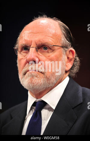 Ehemalige reg. Jon Corzine, D-N.J., Ehemaliger Chairman und CEO von MF Global, bezeugt, während ein Haus Ausschuss für Finanzdienstleistungen Aufsicht und Untersuchungen Unterausschuss Anhörung zum Zusammenbruch von MF Global, auf dem Capitol Hill in Washington, D.C. am 15. Dezember 2011. UPI/Kevin Dietsch Stockfoto