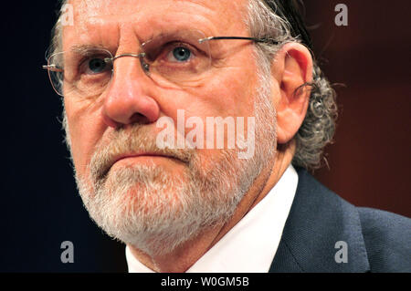 Ehemalige reg. Jon Corzine, D-N.J., Ehemaliger Chairman und CEO von MF Global, bezeugt, während ein Haus Ausschuss für Finanzdienstleistungen Aufsicht und Untersuchungen Unterausschuss Anhörung zum Zusammenbruch von MF Global, auf dem Capitol Hill in Washington, D.C. am 15. Dezember 2011. UPI/Kevin Dietsch Stockfoto