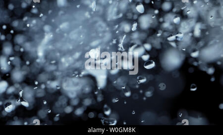 Wassertropfen auf einem dunklen Hintergrund. Soft Focus Stockfoto