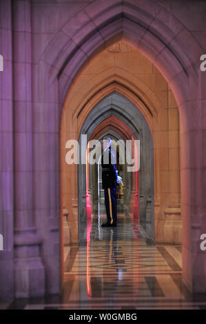 Ein Mitglied einer Armee Ehrengarde steht für eine Kranzniederlegung Zeremonie zu Ehren des 156. Jahrestages der Geburt Präsident Woodrow Wilson an seinem Grab an der Washington National Cathedral in Washington am 28. Dezember 2011. UPI/Kevin Dietsch Stockfoto