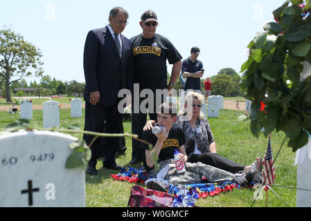 Verteidigungsminister Leon Panetta besucht das Grab von U.S. Army Sgt. Karl Campbell, mit seiner Familie Mitglieder Arthur und Audrey Campbell, und Karl's Neffe Devin, in Abschnitt 60 Auf dem Arlington National Cemetery in Arlington, Virginia, am 28. Mai 2012. UPI/Molly Riley Stockfoto