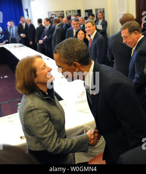 Us-Präsident Barack Obama küsse Small Business Administrator Karen Mills während eines Forums mit American Business Leaders an der EEOB investieren in Amerika Jobs zurück in die Vereinigten Staaten zu holen, zu diskutieren, "Insoursing American Jobs" in Washington DC am 11. Januar 2012 genannt. UPI/Pat Benic.. Stockfoto