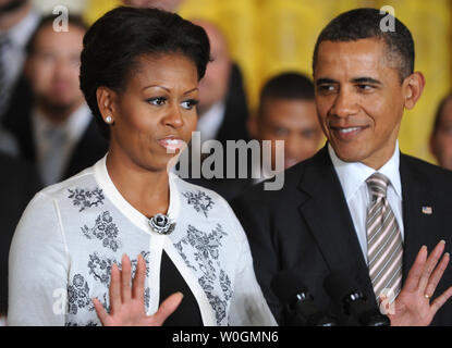 First Lady Michelle Obama Kommentare zu der Unterstützung, die die St. Louis Cardinals für verletzte Kriegsveteranen mit Präsident Barack Obama während einer Zeremonie zu Ehren der World Series Champions St. Louis Cardinals im Osten Zimmer im Weißen Haus am 17 Januar, 2012 in Washington, DC. UPI/Pat Benic Stockfoto