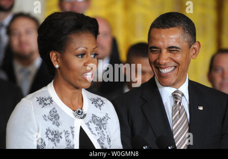 First Lady Michelle Obama lächelt, wenn ihr Geburtstag ist als Präsident Barack Obama erwähnte applaudiert während einer Zeremonie zu Ehren der World Series Champions St. Louis Cardinals im Osten Zimmer im Weißen Haus am 17 Januar, 2012 in Washington, DC. Die erste Dame ist 48 Jahre alt. Sie beglückwünschte die Kardinäle Organisation für ihre Bemühungen für verletzte Kriegsveteranen. UPI/Pat Benic Stockfoto