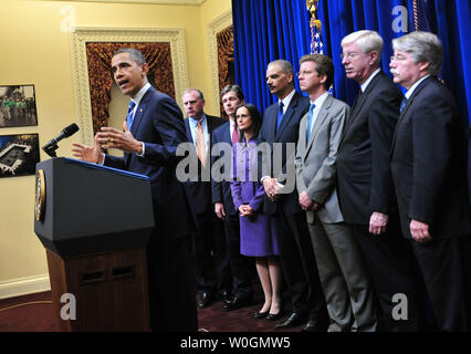 Präsident Barack Obama, schlossen sich die Mitglieder der Bundes- und Staatsbeamte, spricht über die Details eines 26 Mrd. $ Wohnsiedlung zwischen Bundes- und Staatsbeamte und Hypothekenbanken, in das Eisenhower Executive Office Building in Washington DC am 6. Februar 2012. Die 26 Mrd. $ Abkommen regelt mögliche Aufladungen der unsachgemäße Marktposition und Hypothek Betrug. UPI/Kevin Dietsch Stockfoto