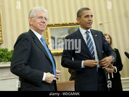Us-Präsident Barack Obama trifft sich mit dem italienischen Ministerpräsidenten Mario Monti im Oval Office des Weißen Hauses in Washington, DC am 6. Februar 2012. UPI/Kevin Dietsch Stockfoto