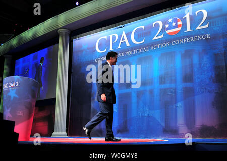 Der republikanische Präsidentschaftskandidat Mitt Romney verlässt die Bühne nach Sprechen während die Konservative politische Aktion Konferenz (CPAC) in Washington, DC am 10. Februar 2012. UPI/Kevin Dietsch Stockfoto