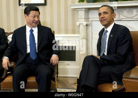 Us-Präsident Barack Obama trifft sich mit chinesischen Vizepräsidenten Xi Jinping im Oval Office im Weißen Haus in Washington am 14. Februar 2012. UPI/Kevin Dietsch Stockfoto