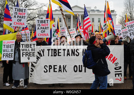 Tibet Anhänger Protest des Besuchs des chinesischen Vizepräsidenten Xi Jinping außerhalb des Weißen Hauses in Washington am 14. Februar 2012. UPI/Kevin Dietsch Stockfoto