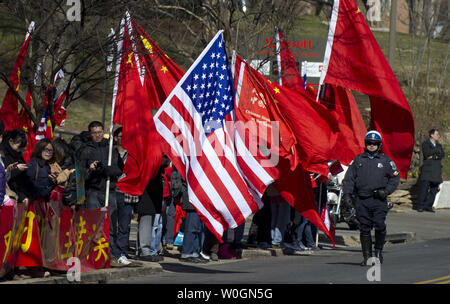 China Anhänger Rallye außerhalb der Marriott Wardman Park Hotel als chinesische Vizepräsident Xi Jinping spricht im Inneren im Washignton, D.C., am 15. Februar 2012. UPI/Kevin Dietsch Stockfoto