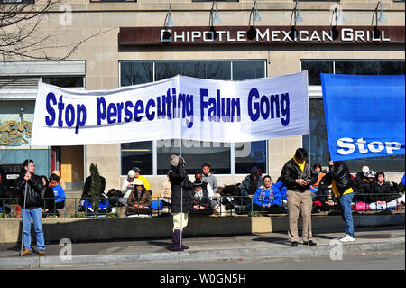 Falun Gong Anhänger protestieren gegen China außerhalb der Marriott Wardman Park Hotel als chinesische Vizepräsident Xi Jinping spricht im Inneren im Washignton, D.C., am 15. Februar 2012. UPI/Kevin Dietsch Stockfoto