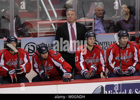 Washington Capitals Haupttrainer Dale Hunter sucht auf der Anzeigetafel während des Spiel gegen die Carolina Hurricanes im Verizon Center in Washington DC am 6. März 2012. Die Hurricanes besiegten die Hauptstädte 4-3. UPI/Molly Riley Stockfoto