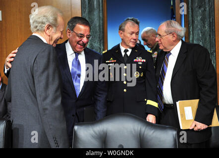 Verteidigungsminister Leon Panetta (2nd-L) begrüßt Senator Joe Lieberman (I-CT) als Vorsitzende des Generalstabs, General Marin Dempsey (2nd-R) begrüßt Senator Carl Levin (D-MI), da sie für einen Senat Armed Services Committee Hearing über die andauernden politischen Unruhen in Syrien in Washington, D.C. am 7. März 2012 vor. UPI/Kevin Dietsch Stockfoto