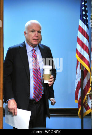 Ranking Mitglied auf dem Senat Armed Services Committee John McCain (R-AZ) für einen Senat Armed Services Committee Hearing über die andauernden politischen Unruhen in Syrien in Washington, D.C. am 7. März 2012 eingegangen ist. UPI/Kevin Dietsch Stockfoto