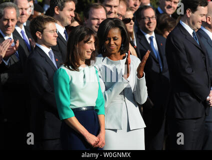 First Lady der USA begrüßt, als Präsident Barack Obama eine Bemerkung zu Samantha Cameron während der offiziellen Ankunft Zeremonien für britische Premierminister David Cameron auf dem Südrasen des Weißen Hauses in Washington DC am 14. März 2012 macht. Cameron ist zu einem dreitägigen Besuch in den Vereinigten Staaten. UPI/Pat Benic.. Stockfoto