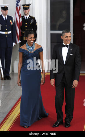 US-Präsident Barack Obama (R) und der First Lady Michelle Obama zu Fuß aus dem Weißen Haus Norden Portico auf den britischen Premierminister David Cameron und seine Frau Samantha für ein Abendessen, März 14, 2012, in Washington, DC, begrüßen. Das Abendessen endet ein Tag der bilateralen Treffen auf die Situation in Afghanistan, wie mit Irans Problem befassen, humanitären Bemühungen in Syrien, und wirtschaftliche Fragen im Vorfeld dieser Federn G-8-Treffen in den USA. UPI/Mike Theiler Stockfoto