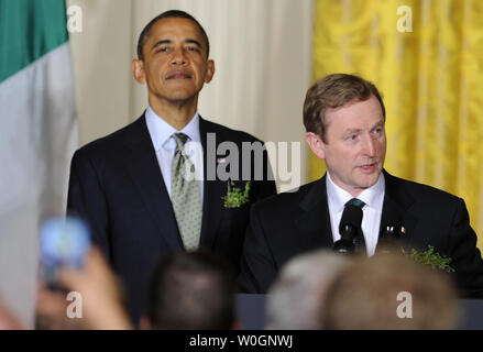 Der irische Premierminister Enda Kenny (R) macht die Erläuterungen sind wie US-Präsident Barack Obama hört bei einem Empfang im East Room des Weißen Hauses, März 20, 2012, in Washington, DC. Die beiden Führer einen Arbeitstag zu Diskussionen über wirtschaftliche Angelegenheiten gewidmet, die Irland Frieden halten Beteiligungen und aussenpolitischen Themen wie Syrien und Iran. UPI/Mike Theiler Stockfoto